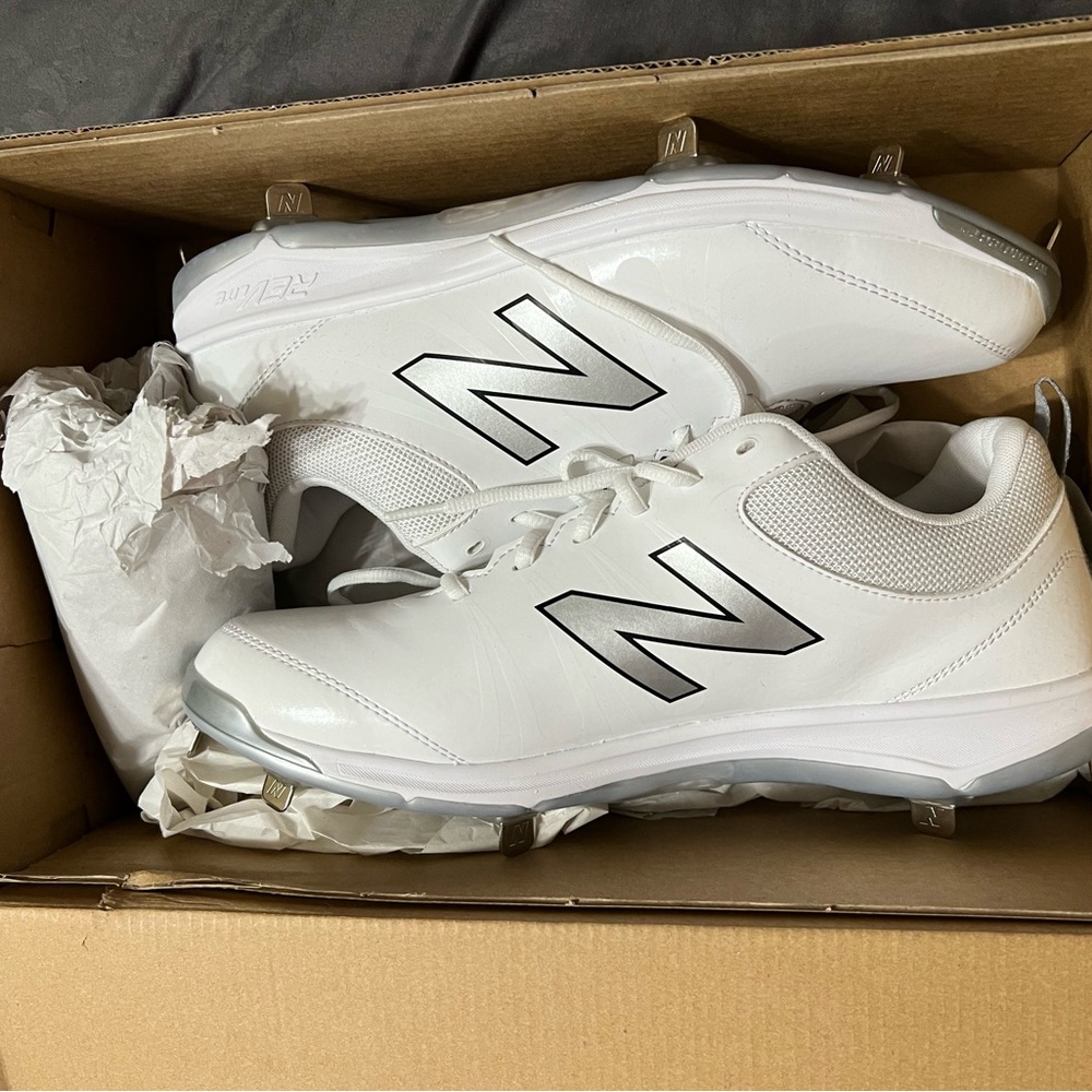 NEW IN BOX  New Balance baseball cleats